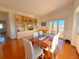 DOMUS NERONIS - Bright, spacious and well-connected sea-view apartment - A walk away from the beach, ANZIO city center and the train station - Close to Faro di Capo d Anzio, Villa Imperiale and the Roman remains