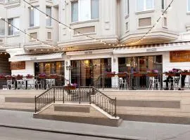 One or Two bright bedrooms apartments with an in house restaurant