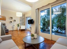 Elegant Garden Apartment Walk to Kalamata Center 2BR, hotel din Kalamata
