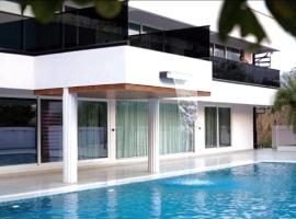 A Wild Flower, מלון בVajapūr