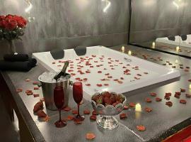 Suíte Romântica com Jacuzzi Privativa Aquecida 8 min Praia - Balneário Camboriú, отель в городе Камбориу