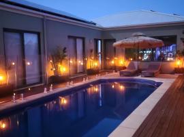 Waterfront Homestay with POOL SPA SAUNA, Hotel in Hindmarsh Island
