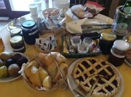 Guesthouse La Locanda - Comfy Rooms & Local Food