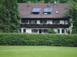 Ferienwohnung Alpenvilla – hotel w mieście Bischofswiesen