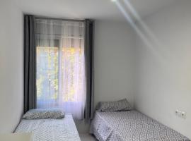 Habitación dos camas individuales y baño privado, hotel i Santa Coloma de Gramanet