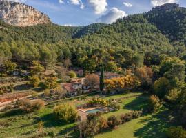 Gite Privé - DOMAINE LA PARETTE - 22 PERS - Piscine Privée & Sauna - idéal Réunions de Familles et Séminaires en Provence - BASTIDE AUTHENTIQUE OFFRE SPECIALE, hôtel à Auriol