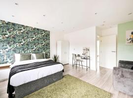 Elegant Apartment - Near Tube, Perfect for Family & Business Stays، فندق في إيلينغ