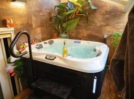 Haven Loft Como - Private Spa, Parking & Jacuzzi
