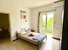 Ensuite Room in a shared apartment with pool