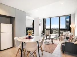Luxe Sky High 2 Bedroom CBD Apartment with Pool Gym Spa and Views