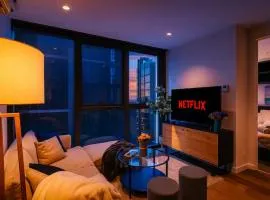 Luxe 46th Level 2 Bedroom CBD Apartment with Pool Gym Spa and Views