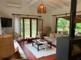 Casa en carilo 1 cuadra del centro 9!huespedes, khách sạn ở Carilo