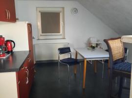 Farbenfrohe Dachgeschoßwohnung, hotel i Giesen
