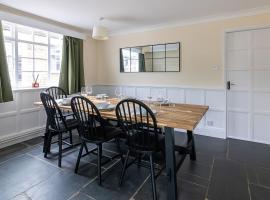 8 Bedroom House in Barwell Sleeps 15 with Parking、Barwellのホテル