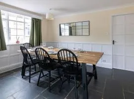8 Bedroom House in Barwell Sleeps 15 with Parking