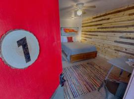 Salish Queen Mokee Shared Kitchen Pets OK! #1, hotel em Lake Bluff