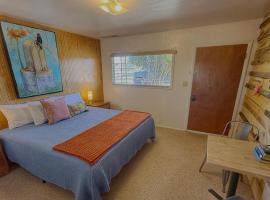 #3 Birds - King Suite Pets ok, Shared Kitchen, hotel v destinaci Bluff