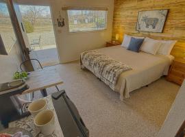 #4, King Bear Mokee Pets OK, Shared Kitchen!, hotel v destinaci Bluff