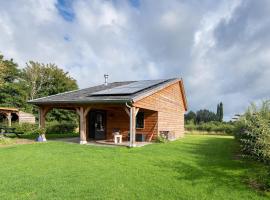 Cozy vacation cottage in beautiful surroundings, khách sạn ở Empe