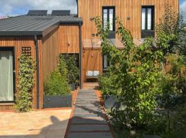 Chalet urbain-150m2 jardin privatif-15mn de Paris, hotel a Le Bourget