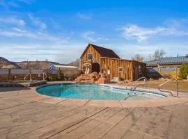 Timber & Tin B 1Bed 1Bath w Pool & Rooftop Deck