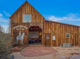 Timber & Tin F 2Bed 2Bath w Pool & Rooftop Deck