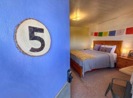 King Five Mokee Motel Pets OK Shared Kitchen, hotel em Lake Bluff