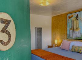 Birds - King Suite Pets ok, Shared Kitchen #3, hotel em Lake Bluff