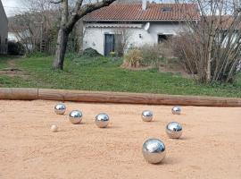 La Cabane du Berger & son terrain de pétanque, Hotel in Torsiac