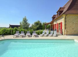 Luxury villa with private pool panoramic views and space for two families, готель у місті Saint-Médard-dʼExcideuil