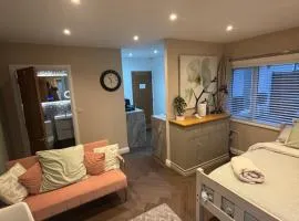 1 double bed studio with private access and parking