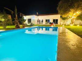 Luxury Villa with Pool & Garden5km from Cabo, hotel a Tetuan