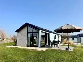 EuroParcs De IJssel Eilanden Chalet Reevemeer mit Steg IJE511
