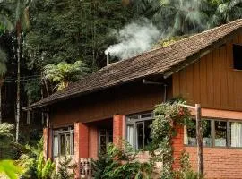 Casa Sabia com charme rústico e belos jardins