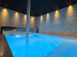 Villa Avril & spa 15 pers- location Villa de Prestige 2 Piscines intérieur et extérieur et sauna، فندق في سليستا