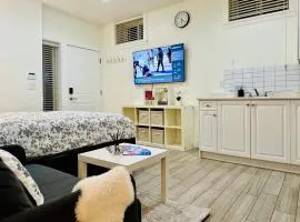 Guest Studio Perfect for 2 - Skytrain to Downtown & Airport