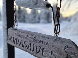 Sarvasstugan, hotel en Auktsjaur