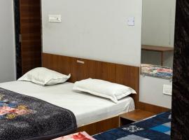 RADHA DEVI GUEST House, hotel u gradu Juliāsar