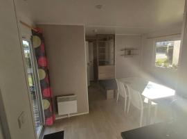 Mobilhome 6 personnes camping 4 étoiles、トレガンのホテル