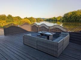 Lakefront Lodge with Hot Tub - Muscovy Lodge, hotel di Evercreech