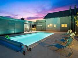 House Degenia, hotel Lovinacban