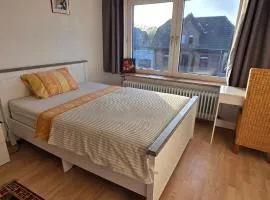 Ein bequemes Zimmer in einer ruhigen Umgebung Näher Zentrum mit gemeinsam genutzte Bad und Küchengeräte