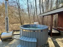 Kurort Mirowice - domek w lesie, z balią z jacuzzi z widokiem na niebo W CENIE