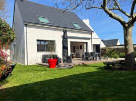 MAISON NEUVE LUMINEUSE AU CALME PROCHE DES PLAGEs, hotel en Quiberon