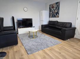 Reardon near warwick hospital, free parking, fast wifi, sleeps 5, Hotel in Warwick