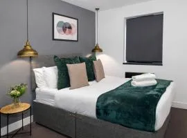 Lux Style Homes -1 BED APARTMENT close to City Centre - Free WIFI - Free Parking - Smart TV - Full Kitchen - Self Check In