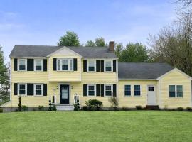 FIFA 2026-4BR Hom plus Queen Bed Loft and 1BR In-Law Suite, hotell i Wrentham