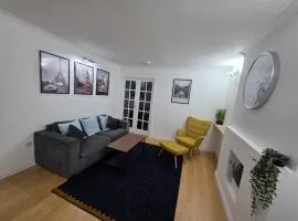 Modern 3BR House Parking Sleeps 6