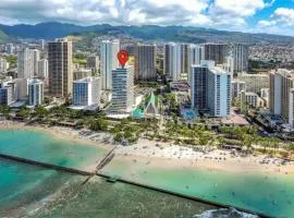 King Bed Luxury Beach Studio Heart of Waikiki