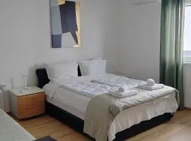 Anna Apartment, Stylish One-Bedroom with Large Balcony and Parking